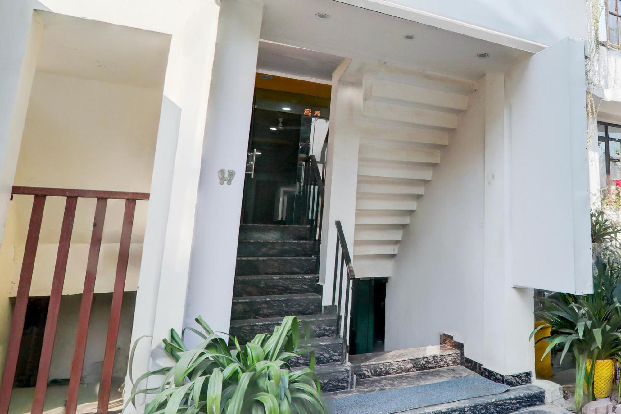 Super Hotel O Insaf Nagar Munshipuliya Formerly Vibrant Chinhat Exterior photo